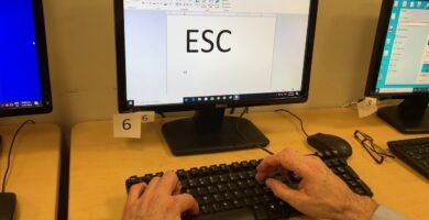 ¿Cuál es la función de la tecla ESC?